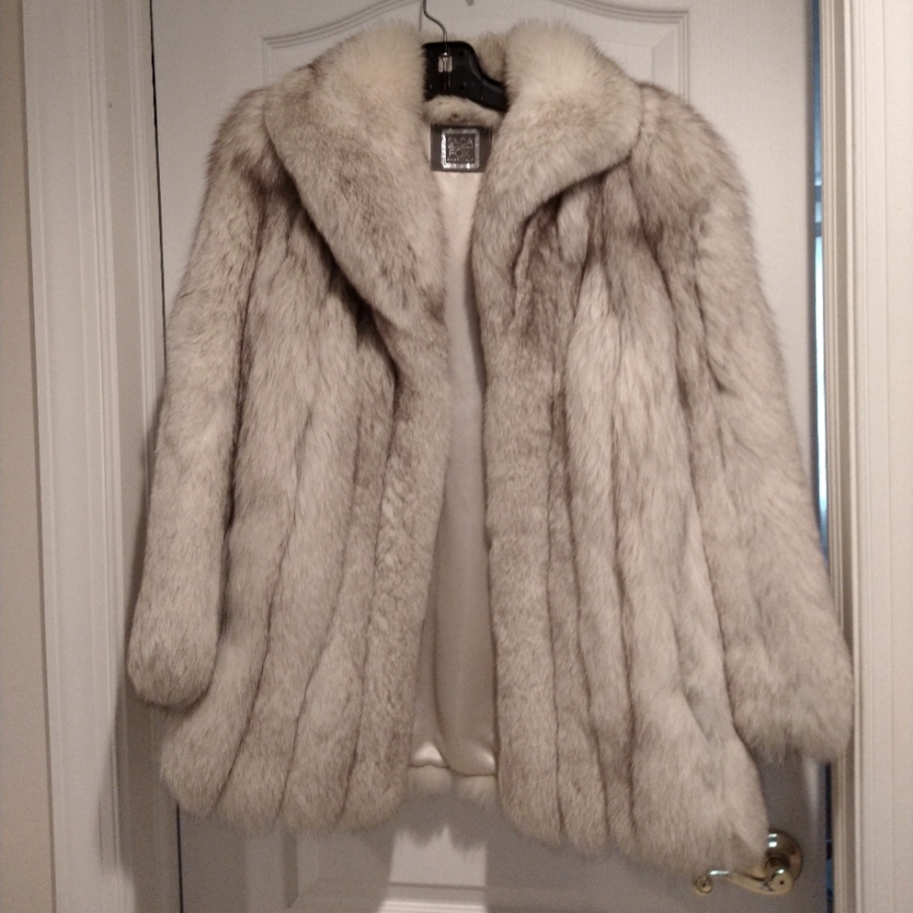 Saks 5th Ave. SAGA SILVER FOX FUR COAT, SZ S-M